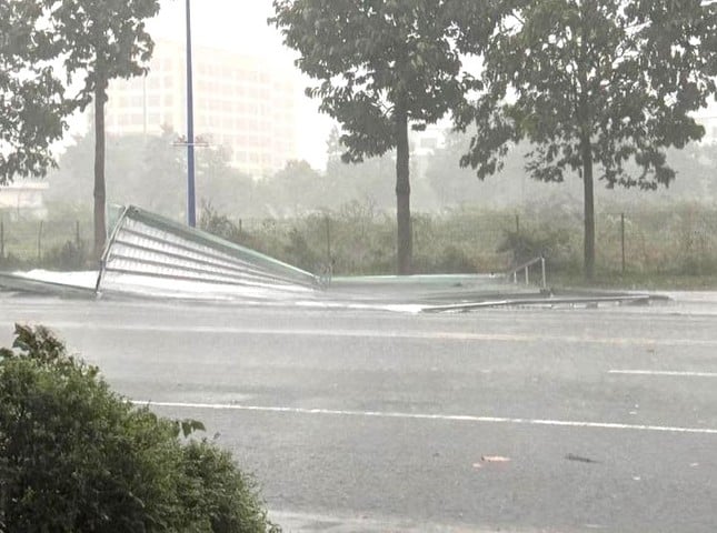 大雨でビンズオン省の市場が崩壊、人々はパニックに陥り逃げ出す（写真2）