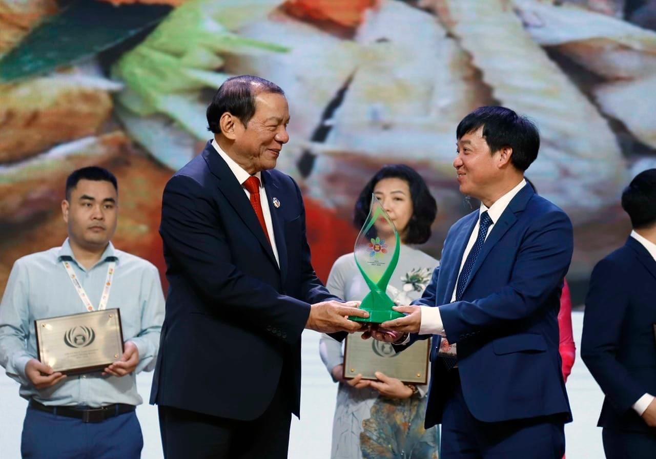 Découvrez le tourisme culinaire traditionnel du Nord dans l'ancien village de Duong Lam