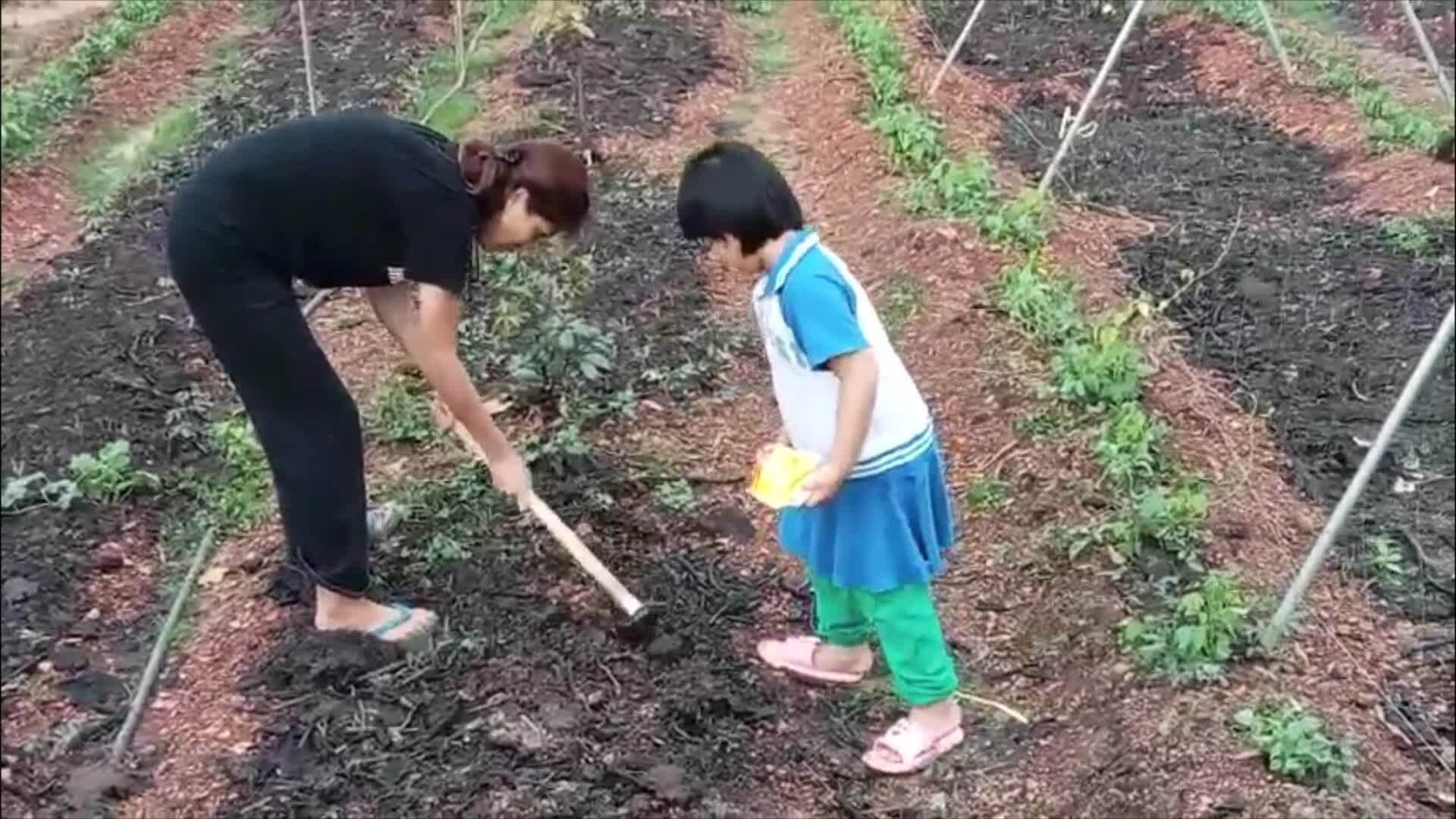 오안옌은 아이들에게 농사를 짓는 법을 가르칩니다.