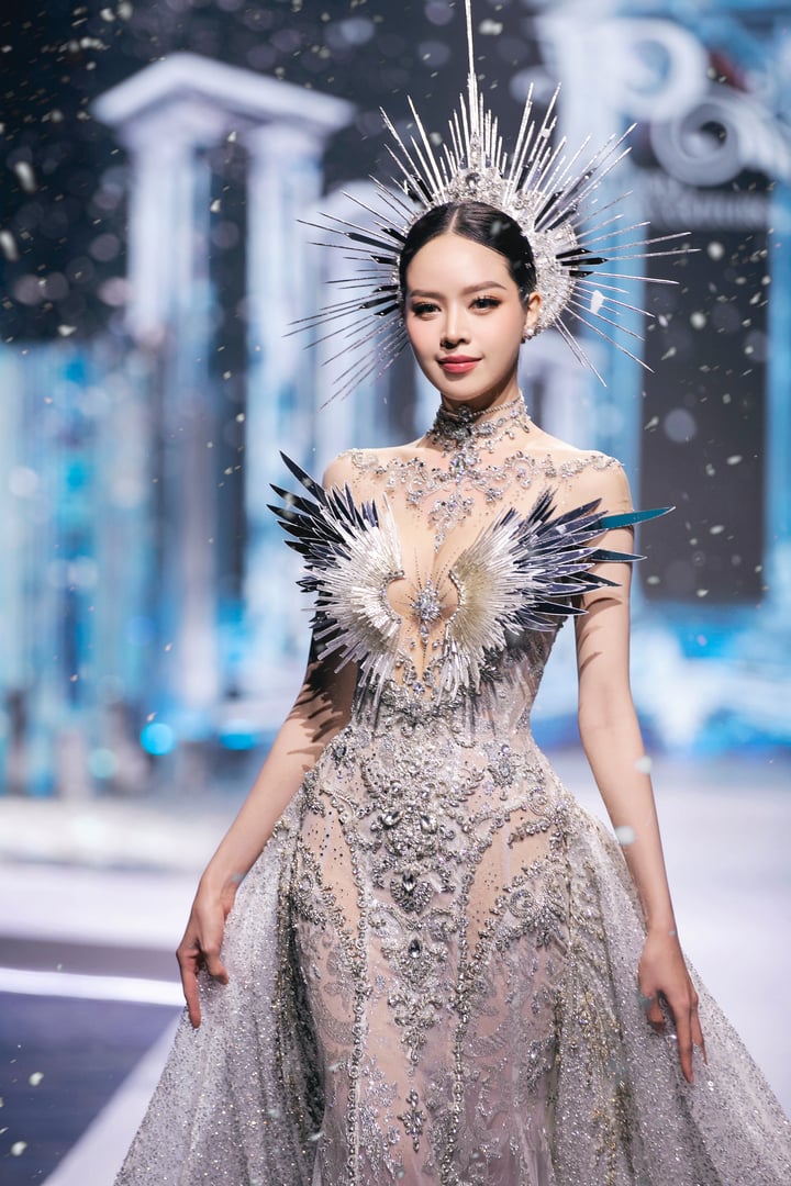 Sau khi giành vương miện Hoa hậu Quốc tế, Thanh Thuỷ toả sáng trên sàn catwalk - 2