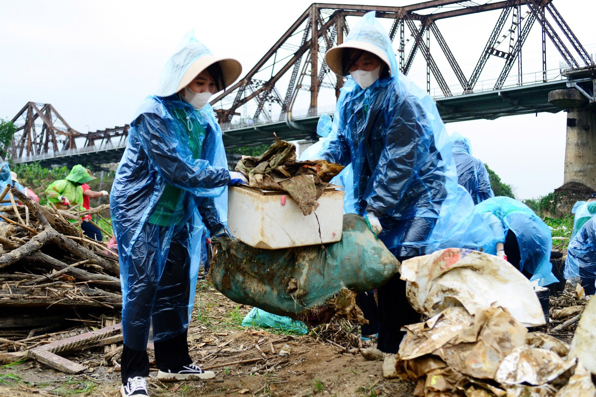 Cientos de personas desafiaron el viento y la lluvia para limpiar la basura a lo largo del Río Rojo, foto 8