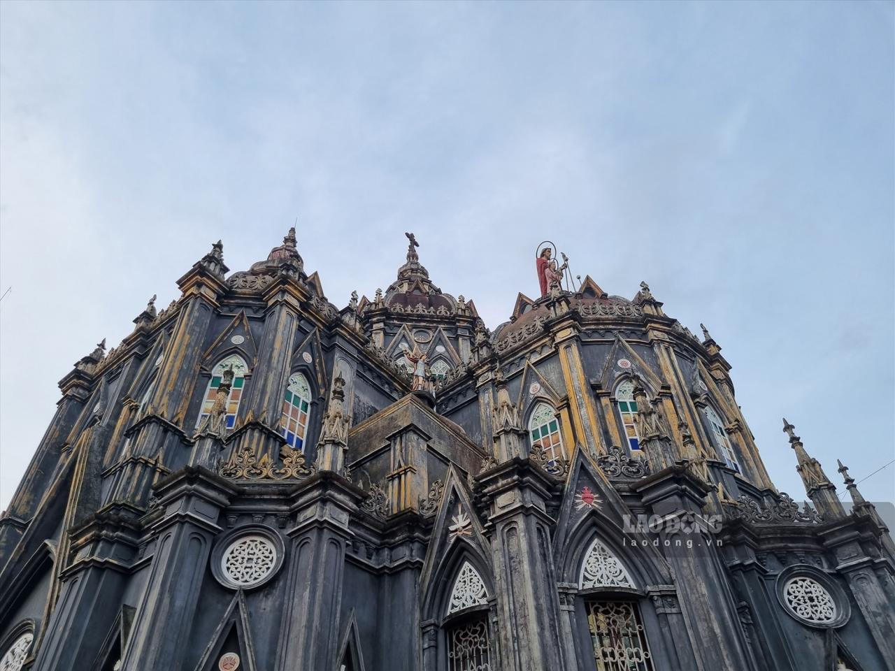 Diese berühmte Kirche gehört zur Gemeinde Hung Nghia in der Gemeinde Hai Hung, Bezirk Hai Hau, Provinz Nam Dinh, 10 km vom Stadtzentrum entfernt. Nam Dinh mehr als 30 km.