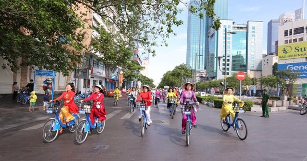 Los visitantes internacionales en grupos a la ciudad de Ho Chi Minh pueden experimentar el check-in gratuito con Ao Dai