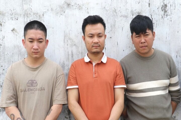 Zu der Gruppe, die den Glücksspielring in Nghe An betreibt (von links nach rechts), gehören Le Cong Tuan Anh, Phan Trong Huy und Truong Van Cong. (Foto: Polizei Nghe An)