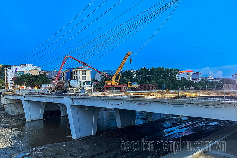 Hoàn thành đổ bê tông mặt cầu Thanh Bình