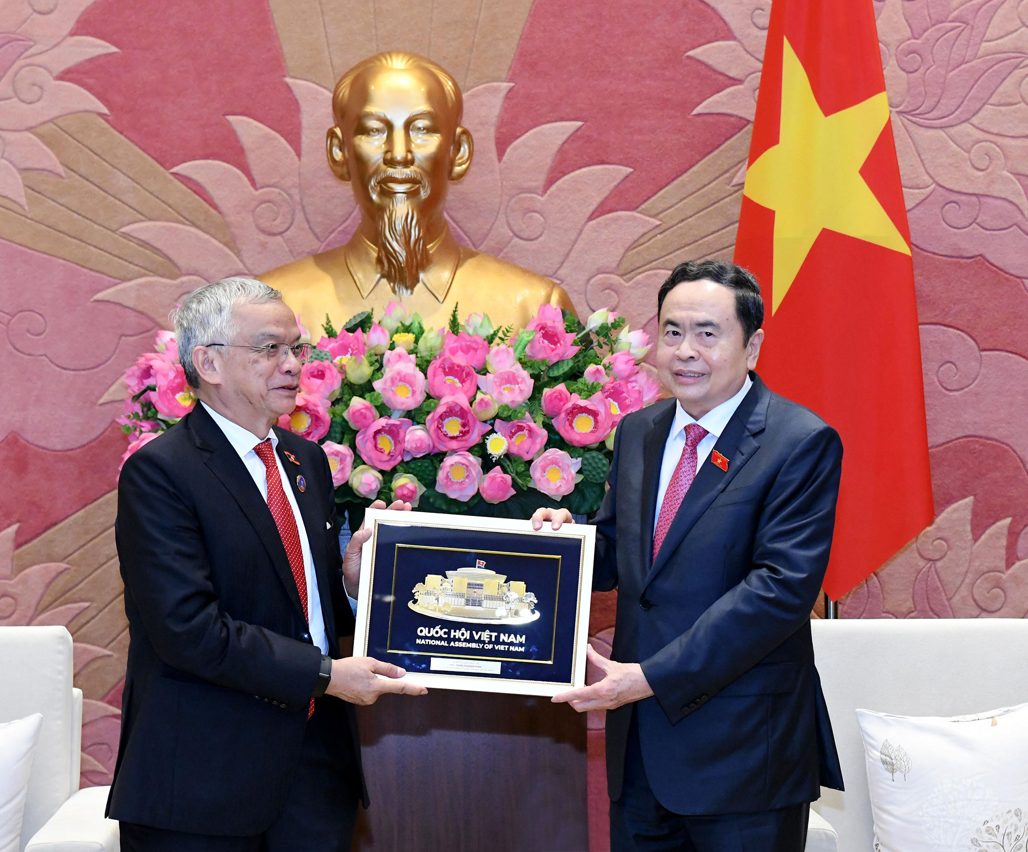 El presidente de la Asamblea Nacional, Tran Thanh Man, recibe al vicepresidente de la Asamblea Nacional y presidente del Comité de Paz y Solidaridad de Laos -0