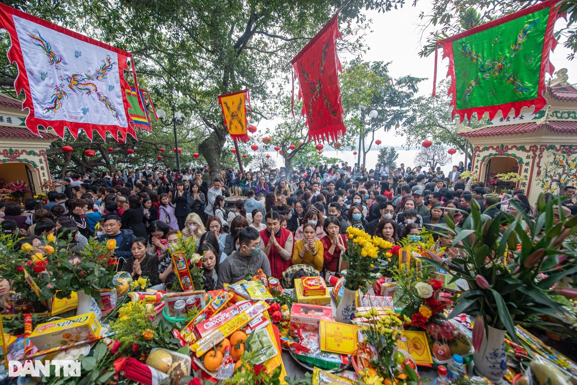 On the first day of work, Tay Ho Temple was packed with people offering prayers, tourists jostled to find a way out photo 5