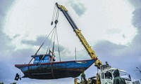 Los pescadores de Da Nang contratan grúas para llevar los barcos a tierra y evitar la tormenta Tra Mi