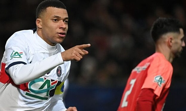 HLV PSG ám chỉ không dám trái ý Mbappe