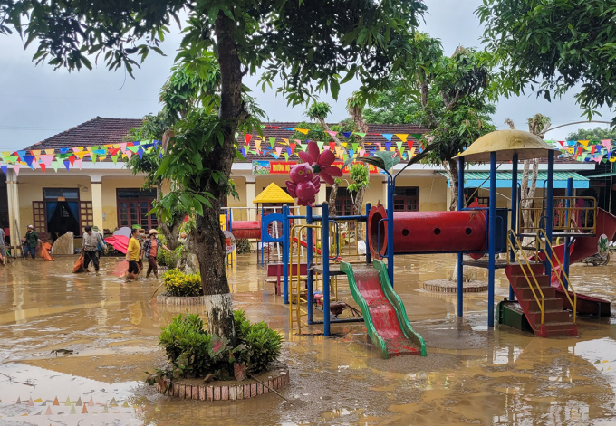 クイチャウ地区のチャウタン幼稚園では、泥と洪水が園庭に溢れ出ていた。写真：フン・レ
