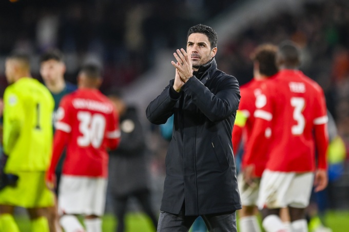 Trainer Mikel Arteta applaudierte den Fans, nachdem Arsenal am 12. Dezember im letzten Spiel der Champions-League-Gruppenphase ein 1:1-Unentschieden beim PSV spielte. Foto: Reuters