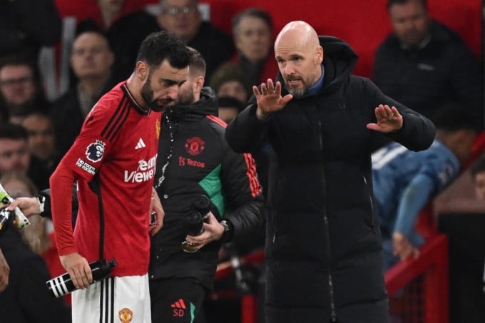 L'entraîneur Ten Hag discute avec le capitaine Bruno Fernandes lors de la victoire contre Aston Villa lors de la 19e journée de Premier League. Photo : AFP