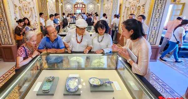 観光客はキエンチュン宮殿に集められた一連の骨董品を見て回ることを楽しんでいます。