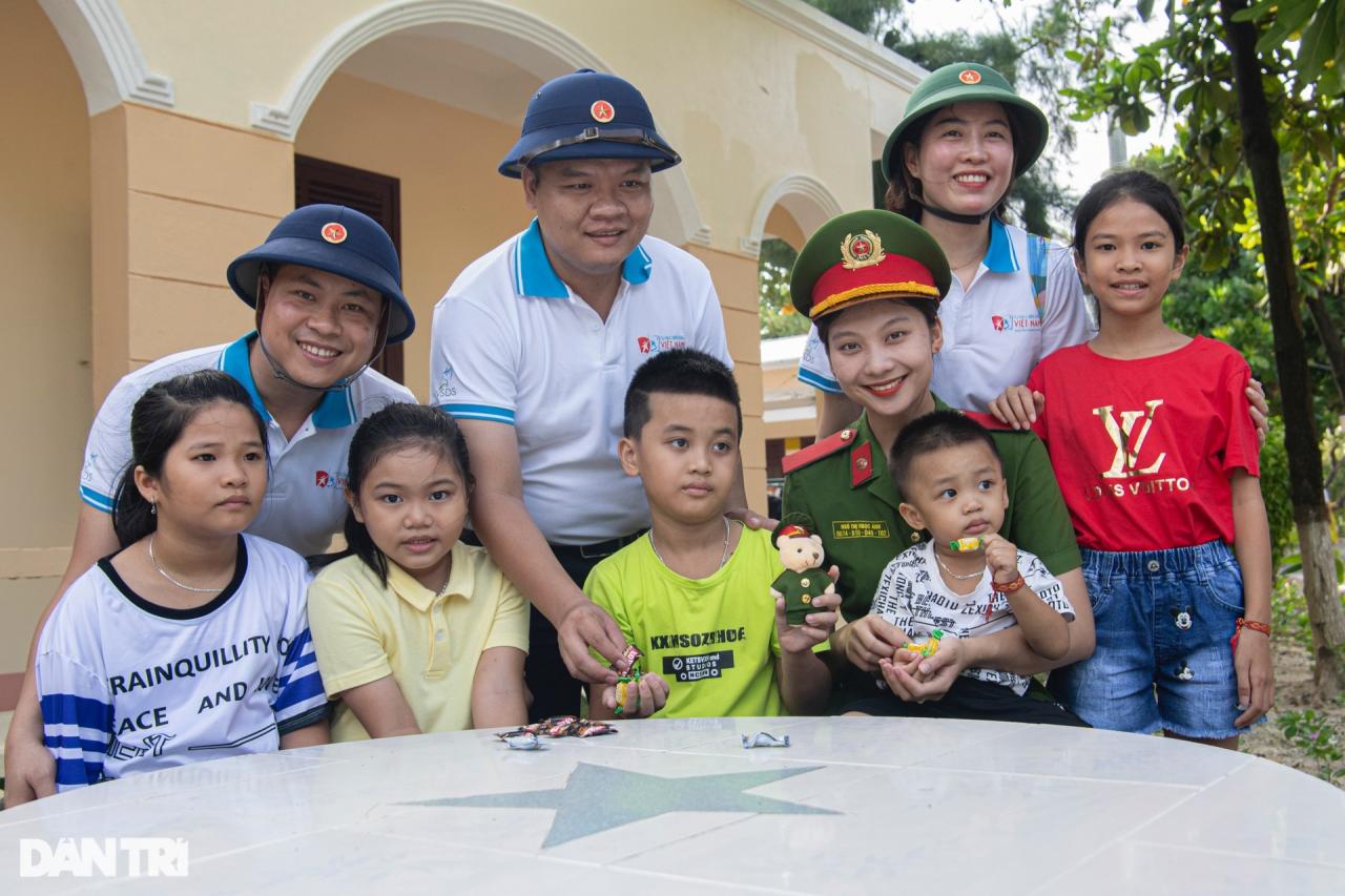 Hơn 200 thanh niên, sinh viên rưng rưng niềm tự hào tới thăm Trường Sa - 8