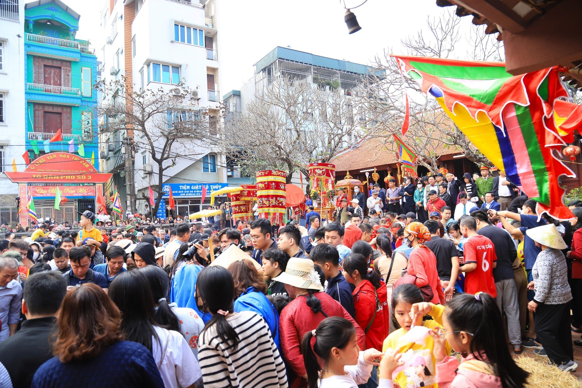 Concours unique de fabrication de feu et de cuisson du riz dans les villages de banlieue de Hanoi, photo 1