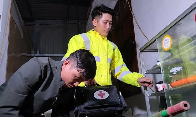 Mr. Ngo Quang Quyet (in yellow shirt) and members of the SOS team at Lo Xo Pass prepare first aid equipment before arriving at the accident scene. Photo: Minh Bang