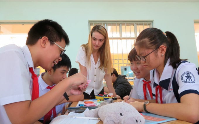 Una clase con un profesor extranjero en la escuela secundaria para superdotados Tran Dai Nghia (HCMC) en 2019. Foto: Le Nam