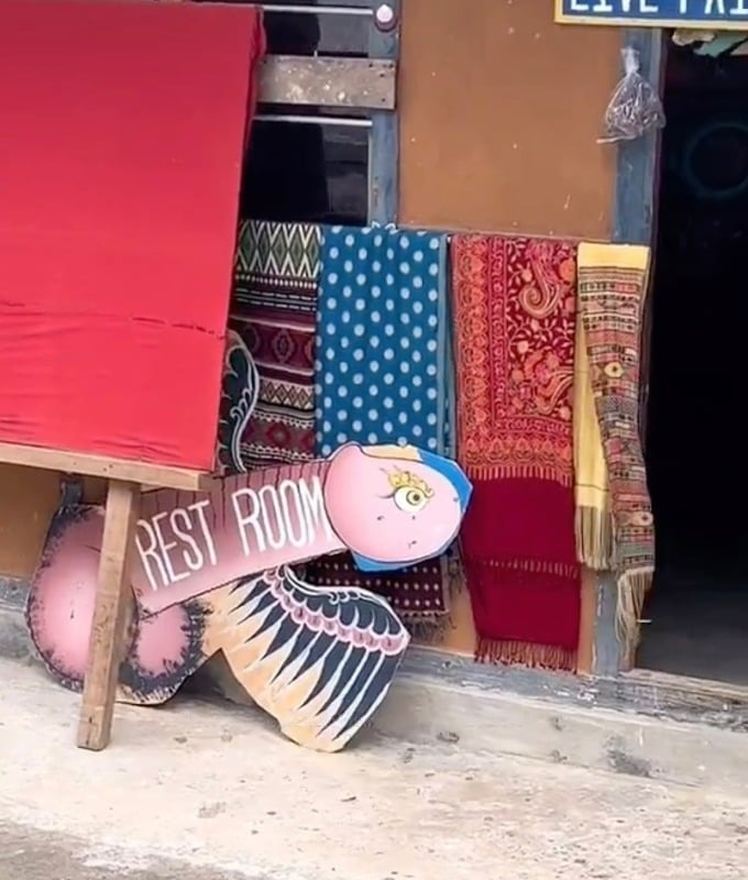 Image of a signpost in Sopsokha village. Photo: Daniel Pinto