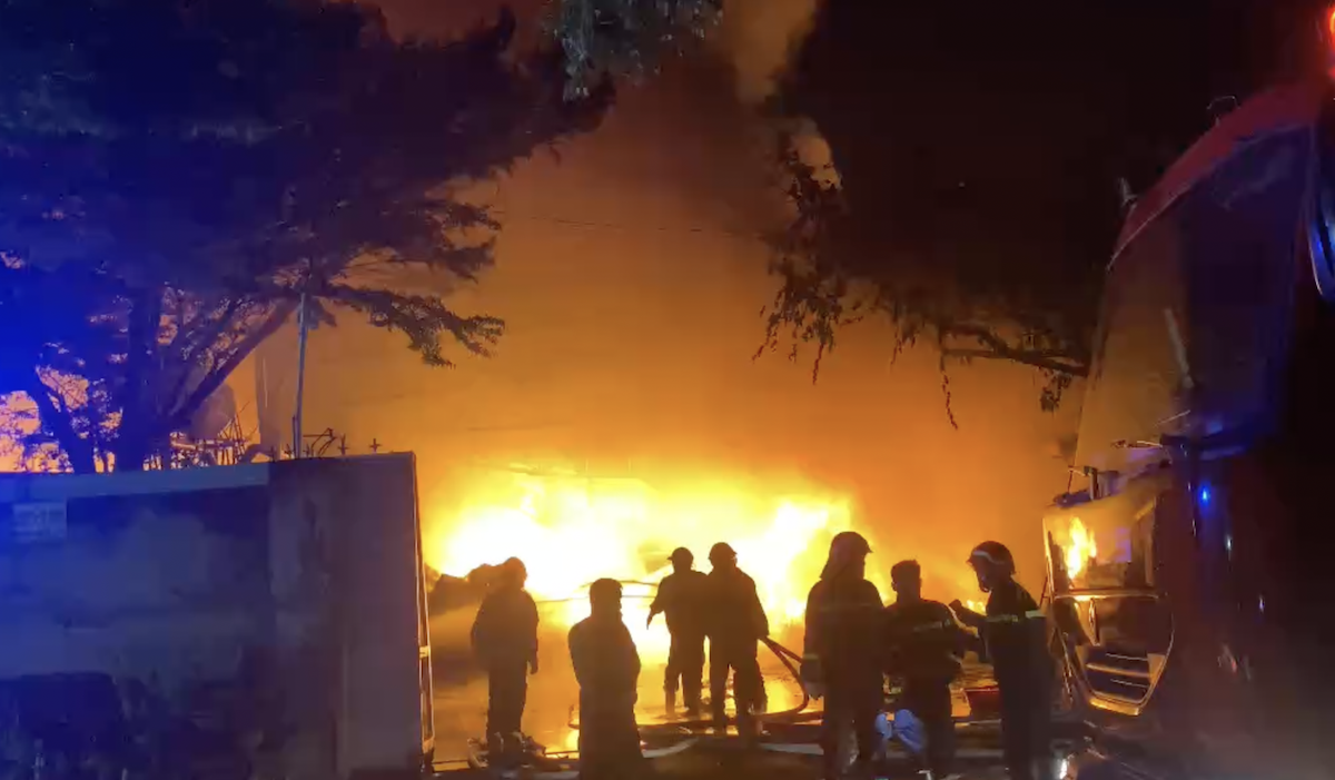 2,000 m2 wood workshop burned fiercely