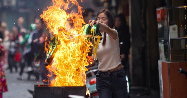 Hanoi streets "on fire" on December 23