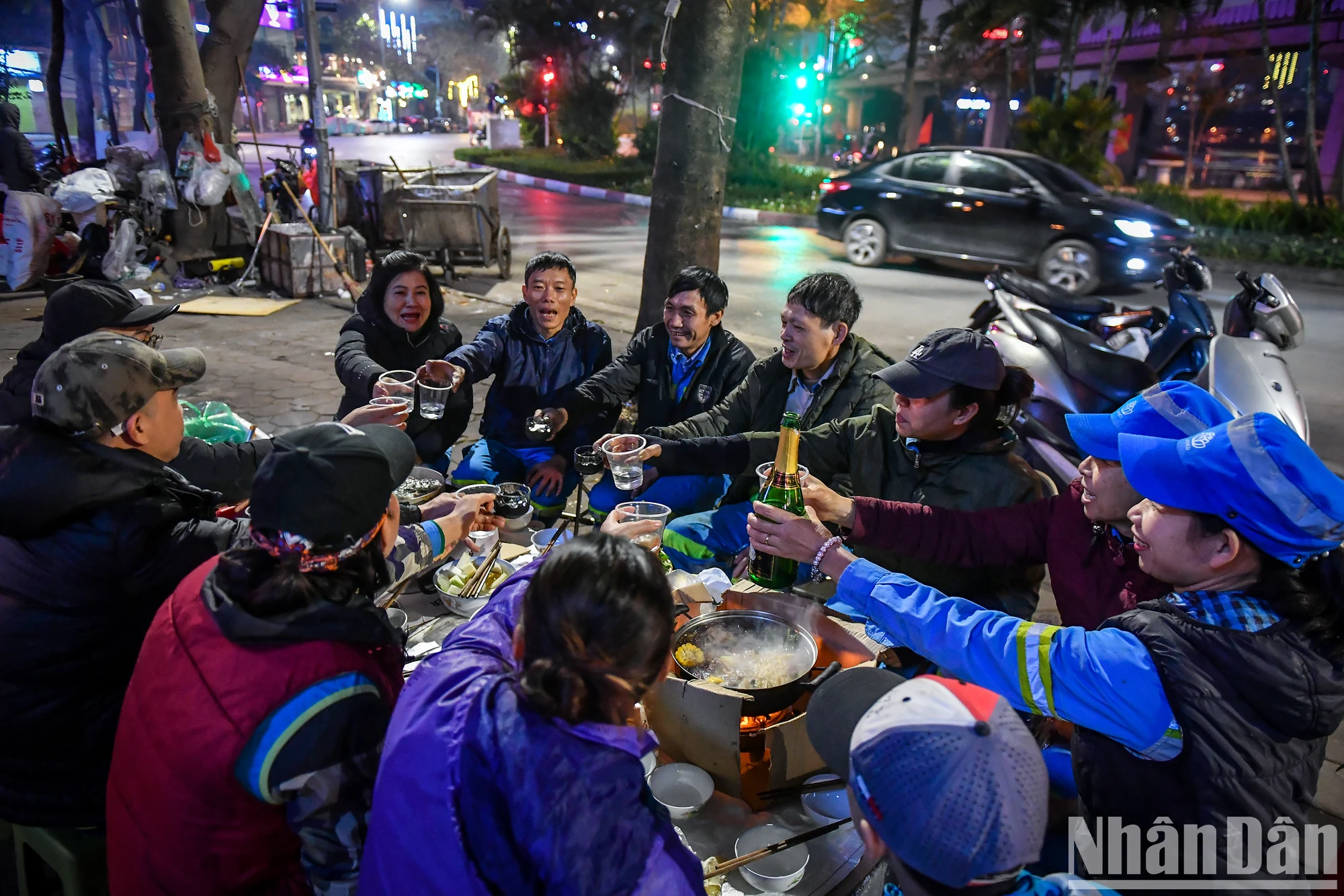 [Photo] Cozy meal to say goodbye to the old year on the sidewalk photo 11