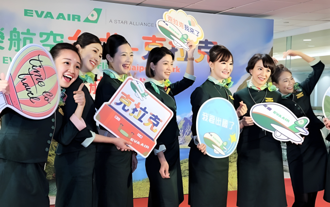 Nhân viên Eva Air chụp hình dịp khai trương chặng Đài Bắc - Clark (Philippines) tháng 3/2023. Ảnh: Eva