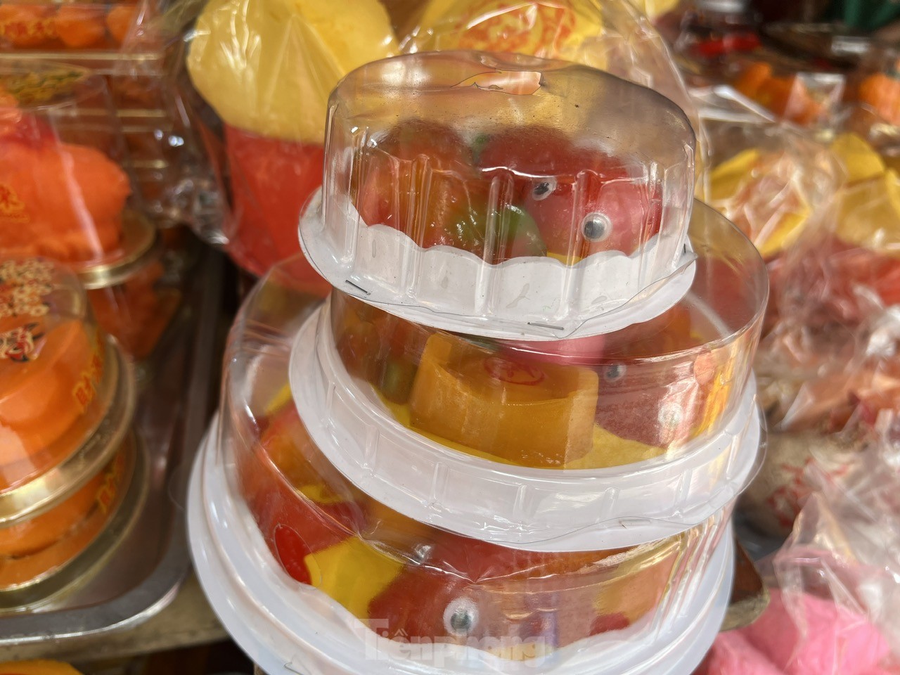 Los clientes están muy ocupados cerca del Día de los Dioses de la Cocina, el personal de la tienda de papel votivo está muy ocupado foto 14