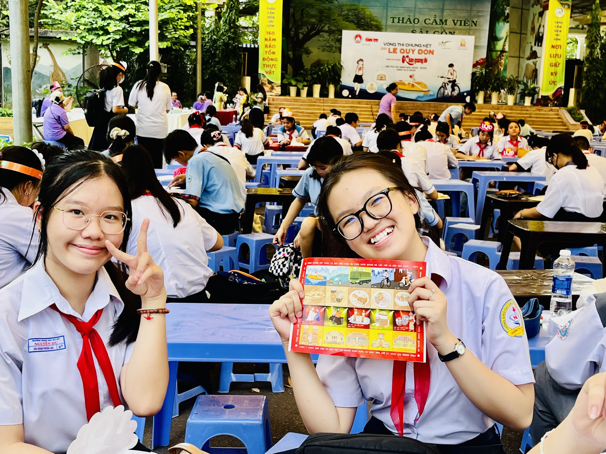 Em Lâm Lê Hồng Trâm (phải) hào hứng khi được làm hướng dẫn viên du lịch tranh giải thưởng Lê Quý Đôn sáng 12-5 - Ảnh: MỸ DUNG