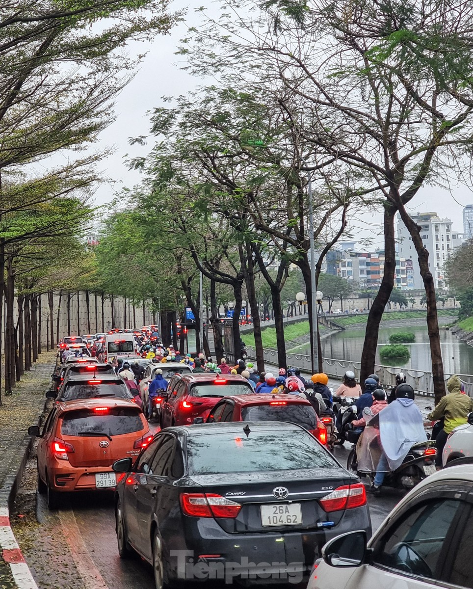 Muchas calles de Hanoi estuvieron congestionadas durante horas después de las fuertes lluvias que duraron desde la noche. Foto 13