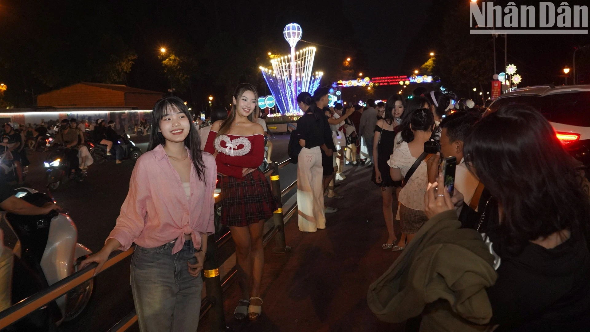 [Photo] Bustling Christmas Eve atmosphere in Ho Chi Minh City photo 5