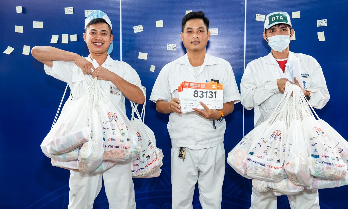 40-member company runs 21km and 42km at Hanoi Midnight