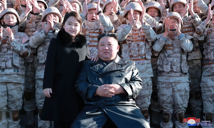 El líder norcoreano Kim Jong-un y su hija en esta foto publicada por KCNA en noviembre de 2022. Foto: KCNA