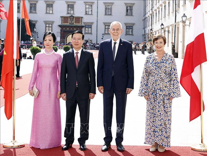 ヴォー・ヴァン・トゥオン大統領夫妻は、歓迎式典でオーストリア共和国のアレクサンダー・ファン・デア・ベレン大統領夫妻と記念撮影を行った。写真：VNA