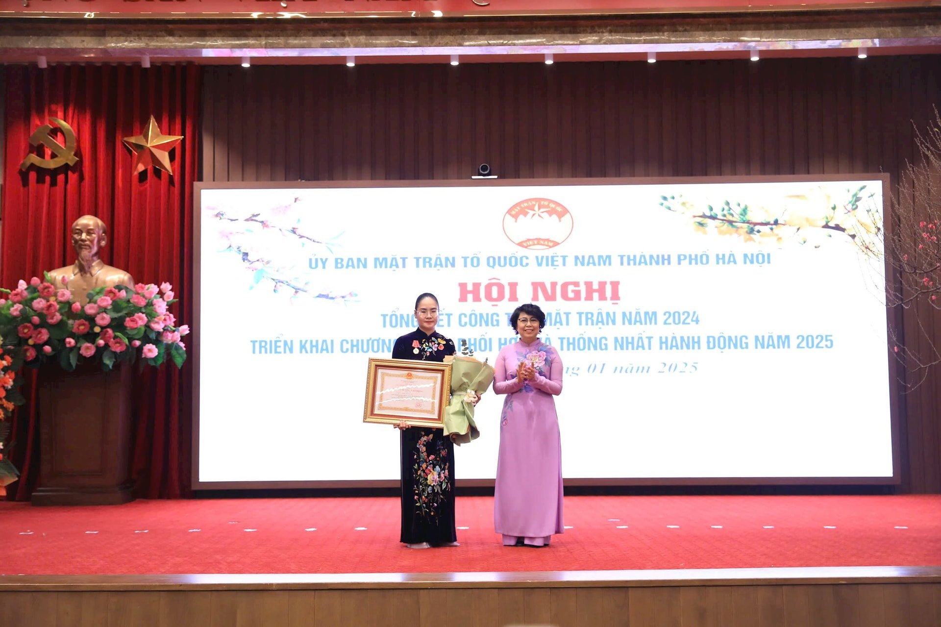 Authorized by the President, Vice President of the Vietnam Fatherland Front Central Committee To Thi Bich Chau awarded the Third Class Labor Medal to Ms. Pham Thi Thuy Ha, Chief of Office of the Hanoi City Fatherland Front Committee.