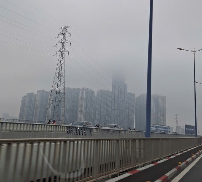 Muchos rascacielos en Ciudad Ho Chi Minh y Binh Duong están ocultos por las nubes y la niebla, foto 1