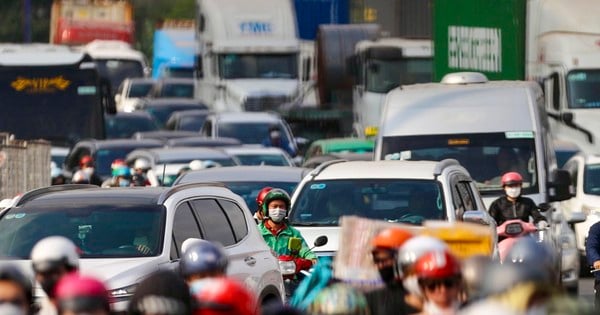 Traffic chaos at the largest intersection in Ho Chi Minh City during rush hour