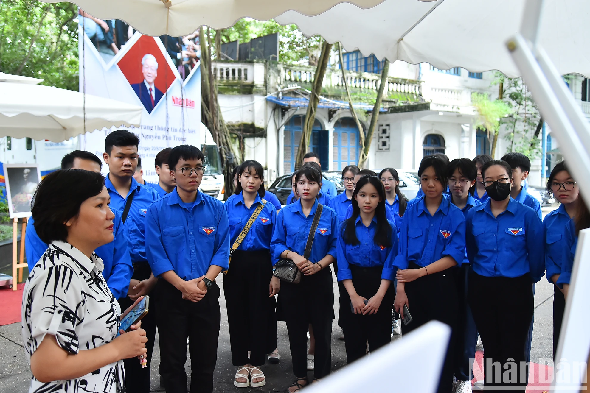 Youth Union members of Dong Hoi commune visit the photo exhibition 