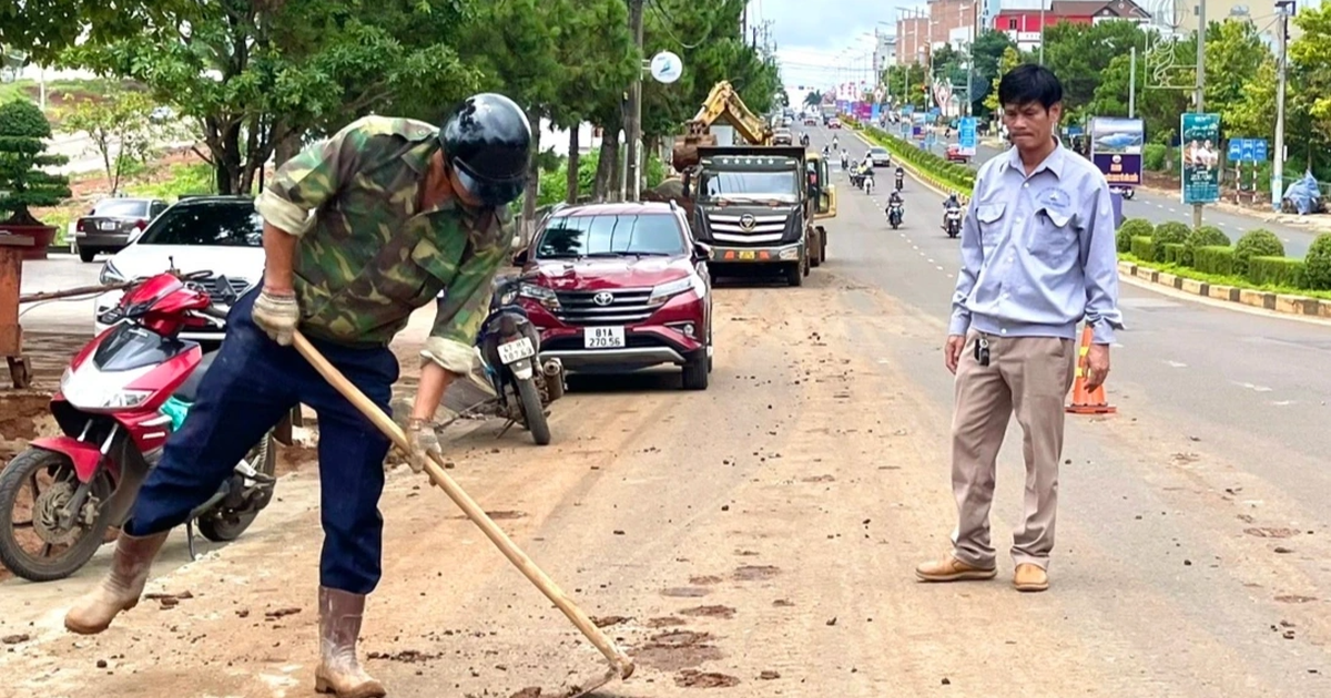 Le travail consistant à travailler au soleil et sous la pluie pour « polir » la surface de la route