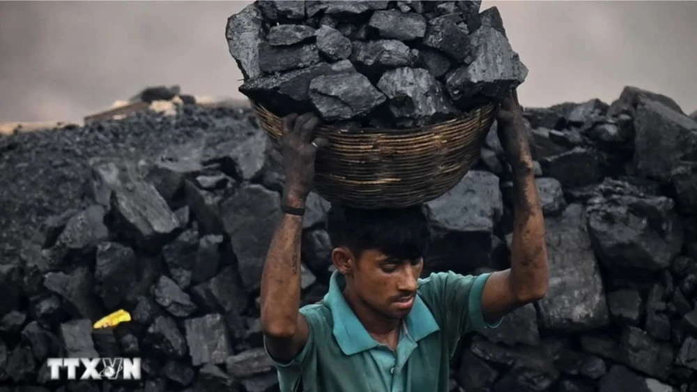 Collecting coal at a mine on the outskirts of Dhanbad, India. Photo: AFP/TTXVN