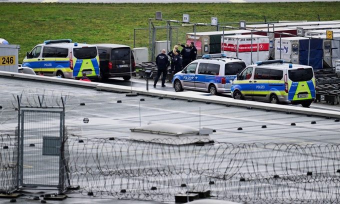 11月5日朝、ドイツ北部ハンブルク空港で発生した人質事件の現場にいた警察。写真：ロイター