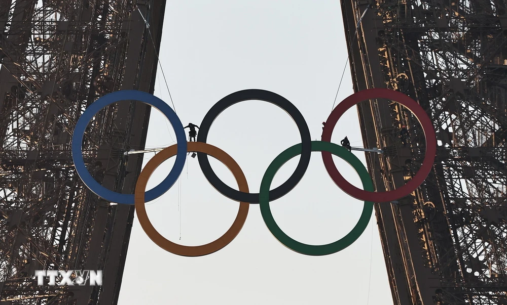 2024年6月7日、フランスのパリにあるエッフェル塔にオリンピックのシンボルが建てられた。（写真：THX/TTXVN）