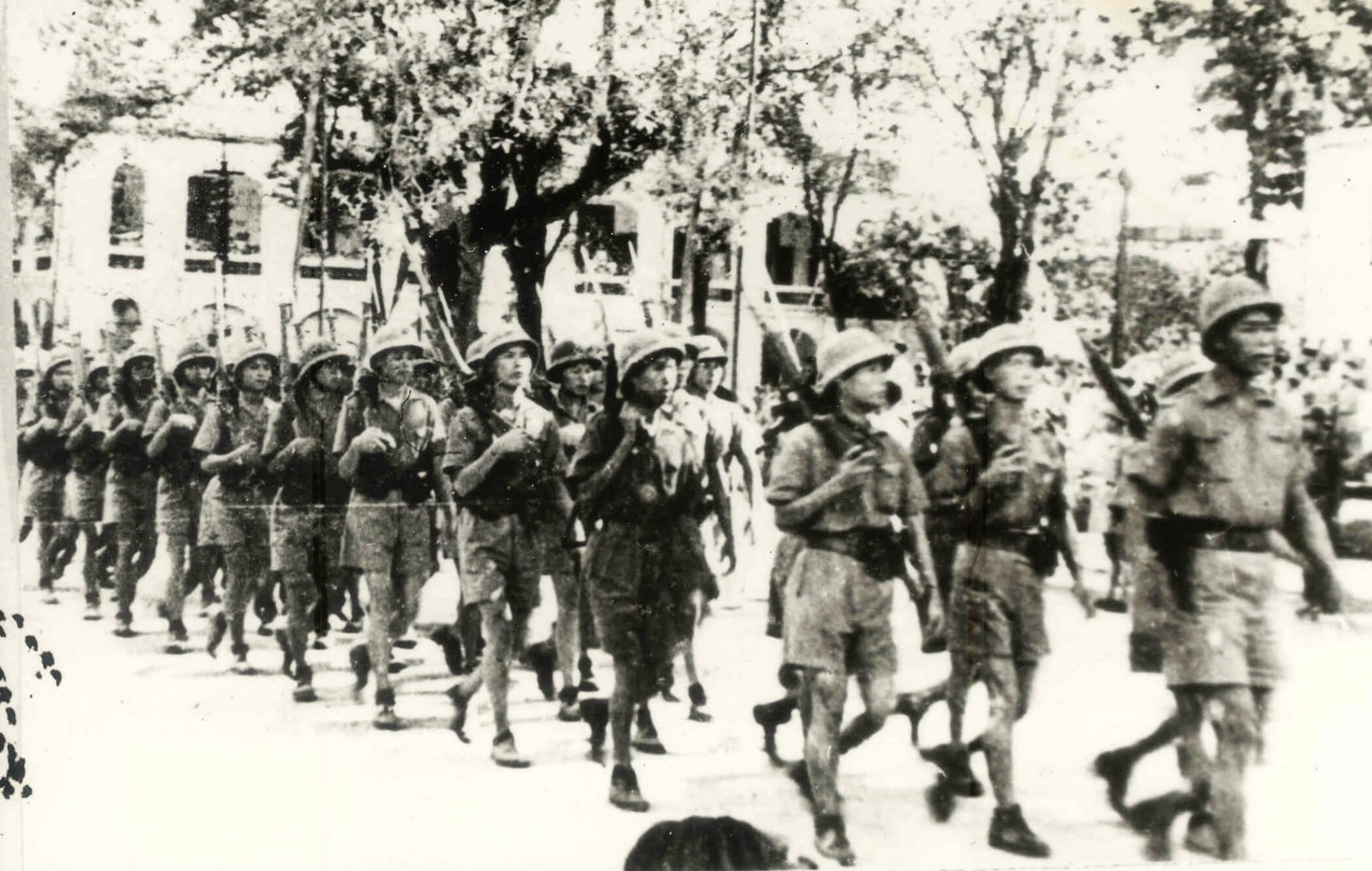 Photographer with pictures and other historical moments on Ba Dinh Square 2