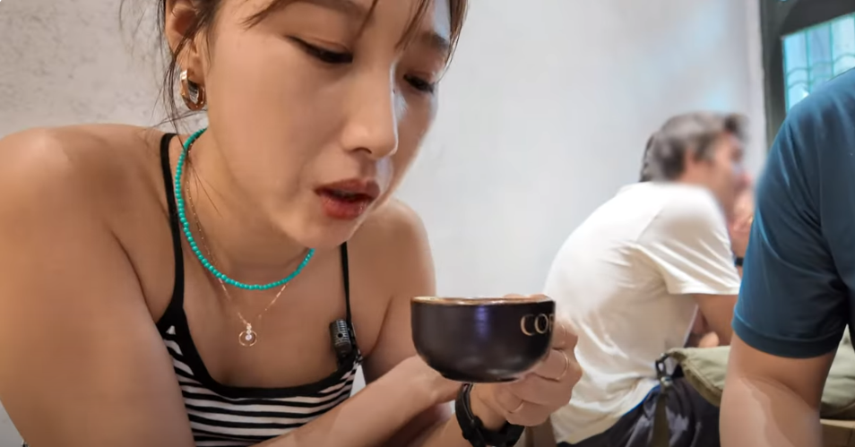 Korean tourists struggle to find famous egg coffee shop in Hanoi, think they are lost in a maze