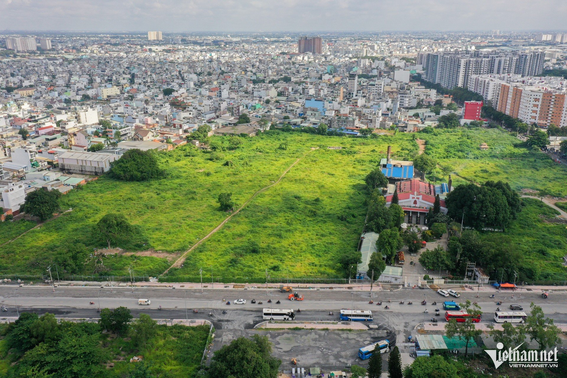 Close-up of the largest cemetery in Ho Chi Minh City, about to become a school and park, photo 2