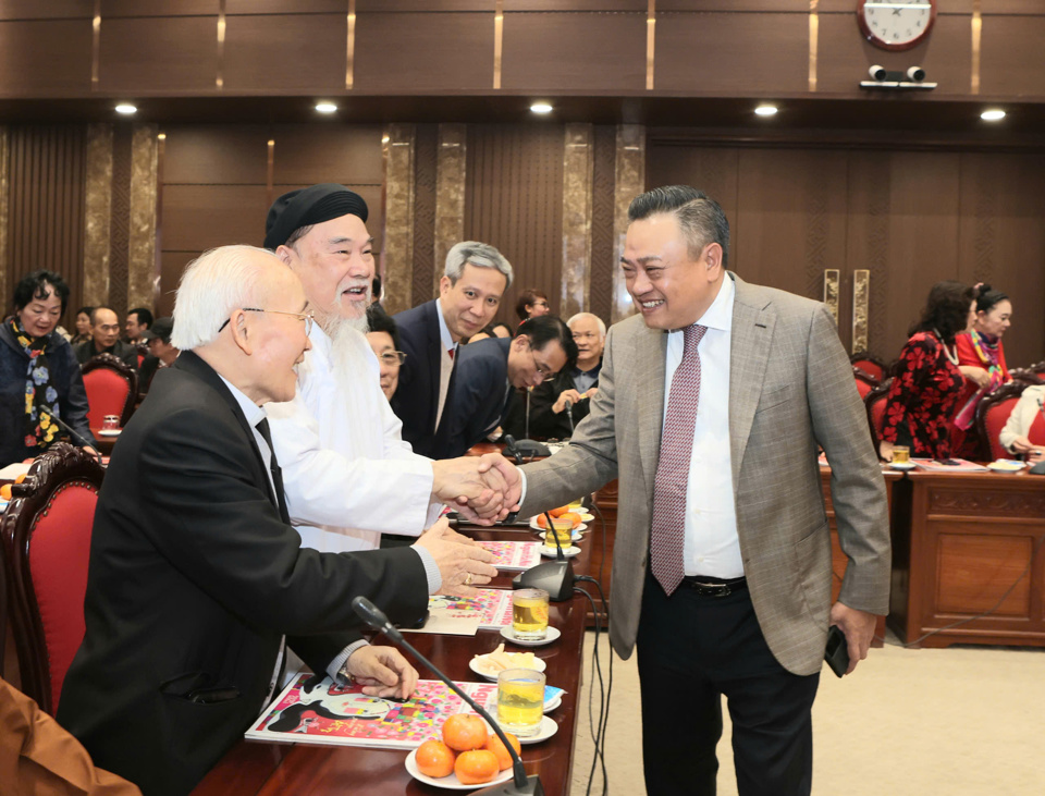 El presidente del Comité Popular de la Ciudad, Tran Sy Thanh, y los delegados asistieron a la reunión.