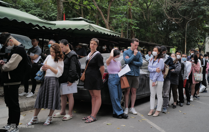 La gente hizo fila desde las 4 a.m. en el Departamento de Justicia de Hanoi para esperar la verificación de antecedentes penales, abril de 2023. Foto: Ngoc Thanh