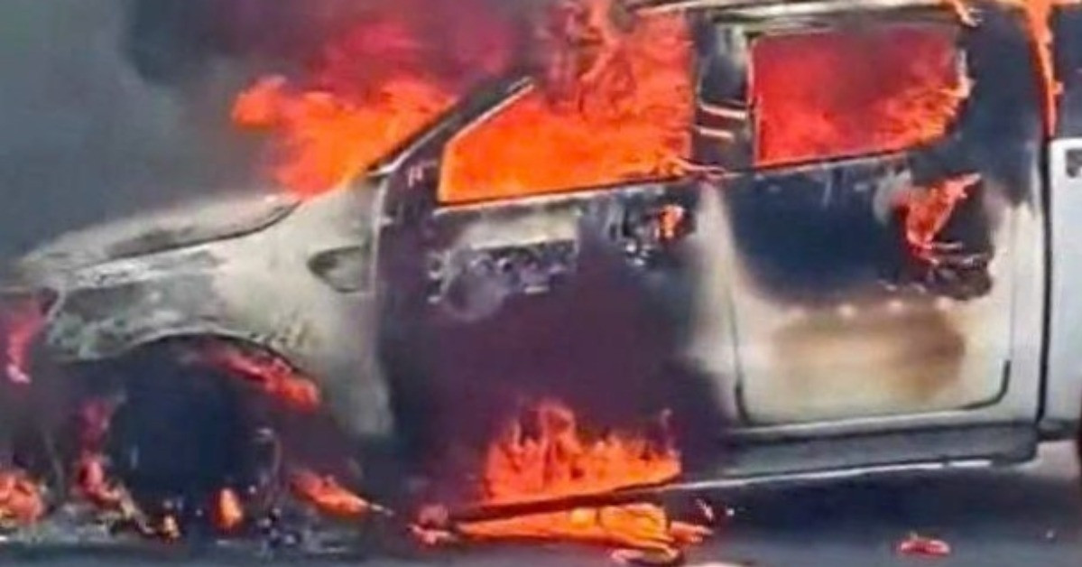 Pickup truck burned on Ho Chi Minh City - Dau Giay highway