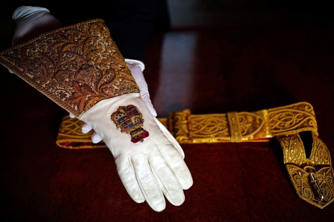 ถุงมือและเข็มขัดจะสวมโดยพระเจ้าชาร์ลส์ที่ 3 ในพิธีราชาภิเษกของพระองค์ในวันที่ 6 พฤษภาคม ภาพ: Reuters