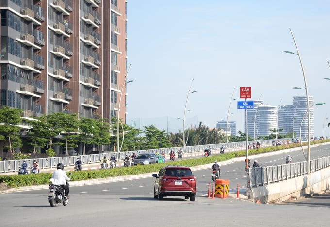 Le pont Thu Thiem 1 a été rebaptisé Thu Thiem, le matin du 14 juin. Photo : Ha Giang