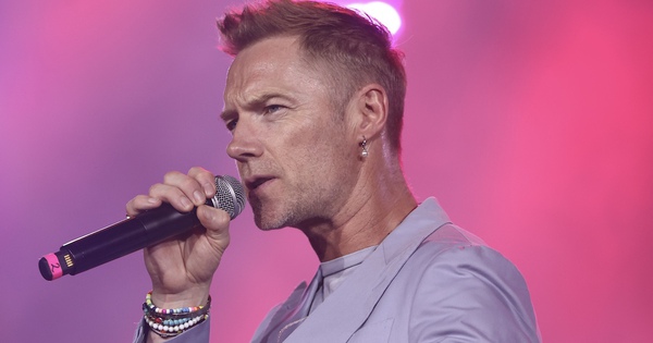 Ronan Keating and Epik High "burn" themselves out, bringing the audience back to their youth